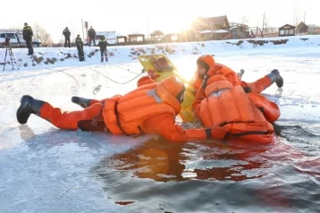 Фото: Кемеровские спасатели начали отрабатывать навыки спасения людей на Красном озере 1