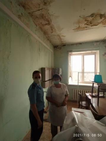 Фото: В Кузбассе прокуратура проверила протекающую крышу в больнице 1