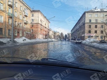 Фото: Кемеровчане возмущены затопленной улицей в центре города 2