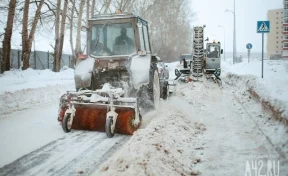 В Кемерове дорожники вывозят снег с территорий и ликвидируют накат на дорогах