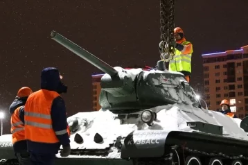 Фото: Стоявший возле кадетского училища в Кемерове легендарный танк перевезли на новое место 1
