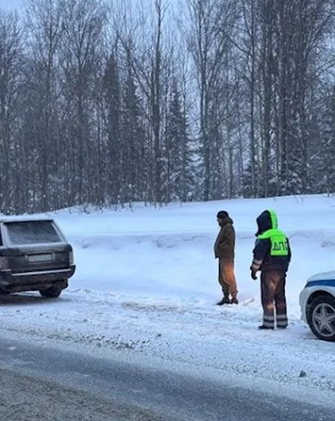 В Кузбассе семья из Иркутска застряла на трассе из-за сломавшегося автомобиля