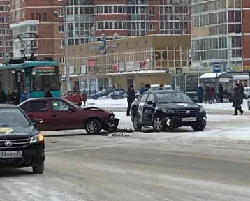Фото: В Кемерове произошло ДТП с участием автомобиля такси на проспекте Шахтёров  1