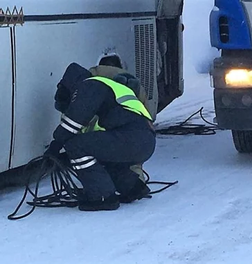 Фото: Полицейские и сотрудники МЧС помогли пассажирам сломавшегося на кузбасской трассе автобуса 3