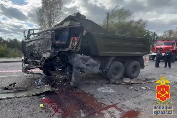 В Кузбассе «КамАЗ» въехал в пассажирский автобус: есть пострадавшие