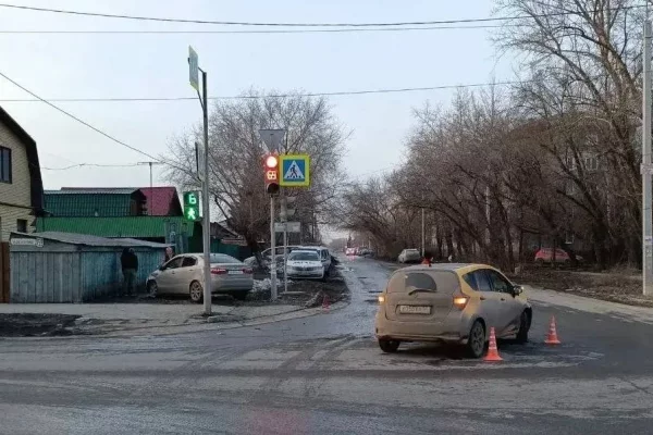 Автомобиль выехал на тротуар и сбил двух 14-летних девочек в Омской области