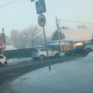 Фото: В Кемерове два легковых автомобиля столкнулись «лоб в лоб» 2
