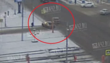 Фото: Автомобиль врезался в дорожный знак в Кемерове: ДТП попало на видео 1