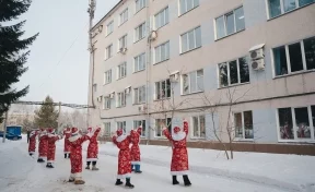 В Кемерове маленьких пациентов онкодиспансера поздравили 20 Дедов Морозов