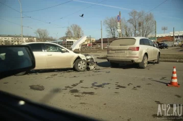 Фото: В Кемерове столкнувшиеся автомобили перегородили проезд на Кузнецком проспекте 1