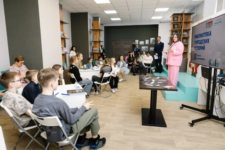 Фото: «Кузбассразрезуголь» подарил библиотекам Кузбасса новое детское издание об угле и его добыче 5