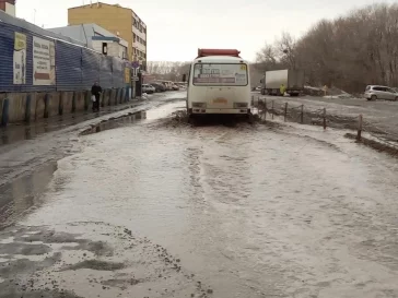 Фото: В Ленинском районе Кемерова автомобильная дорога ушла под воду 2