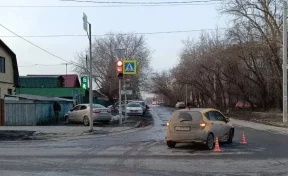 Автомобиль выехал на тротуар и сбил двух 14-летних девочек в Омской области