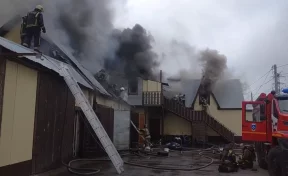 В Кузбассе пожар в кафе с посетителями попал на видео
