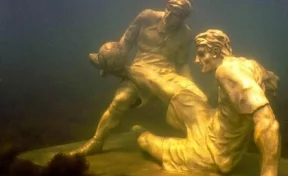 Кокорина и Мамаева увековечили в подводной скульптуре