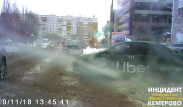 Фото: Момент ДТП с участием автомобиля такси в Кемерове попал на видео 1