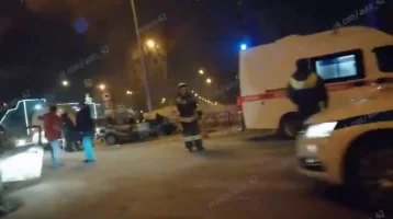 Фото: «Машина стояла без крыши»: серьёзное ДТП в Кемерове сняли на видео 1