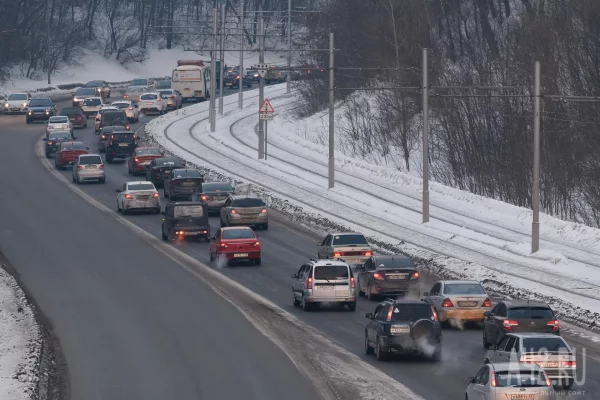 Госавтоинспекция ограничила въезд в Кемерово машинам с прицепами