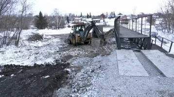 Фото: На улице Застройщиков в Кемерове продолжается ремонт пешеходного моста 1