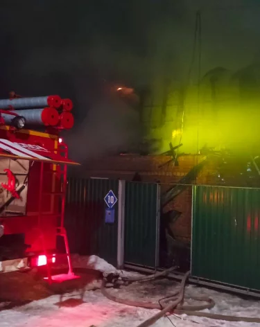 В Кемерове из-за печи сгорел частный дом, пожар тушили 19 человек