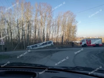 Фото: В Кемеровском районе автобус вылетел с трассы 1
