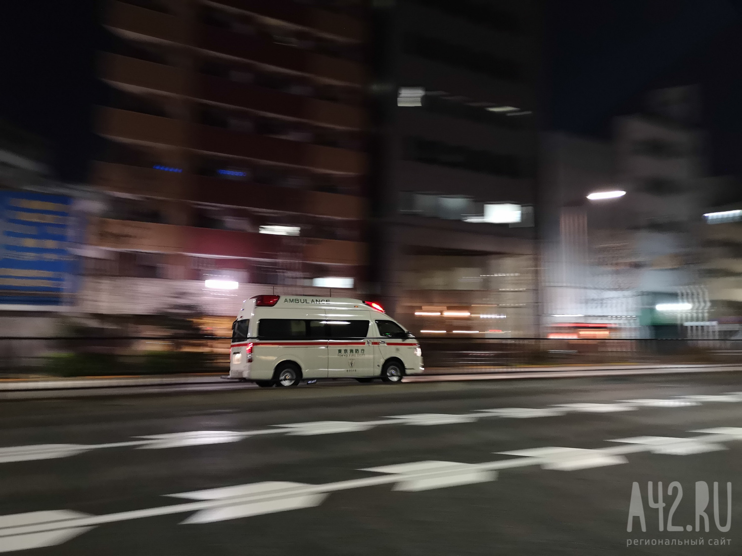 В Японии автобус с пассажирами упал со склона, 10 человек пострадали
