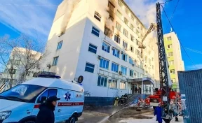 В Якутске огнеборцы МЧС спасли во время пожара в здании 52 человека 