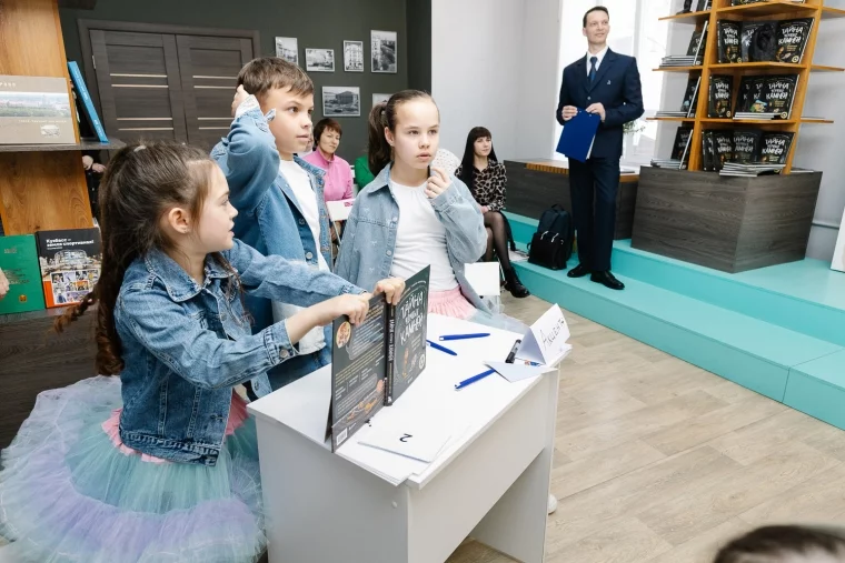 Фото: «Кузбассразрезуголь» подарил библиотекам Кузбасса новое детское издание об угле и его добыче 7