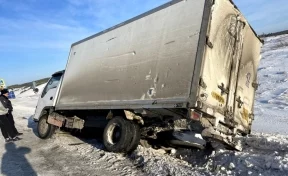 «Не справился с управлением»: в Кузбассе грузовик слетел с дороги