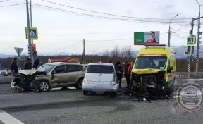 На Камчатке автомобиль скорой с тяжелобольным пациентом попал в ДТП, есть пострадавшие