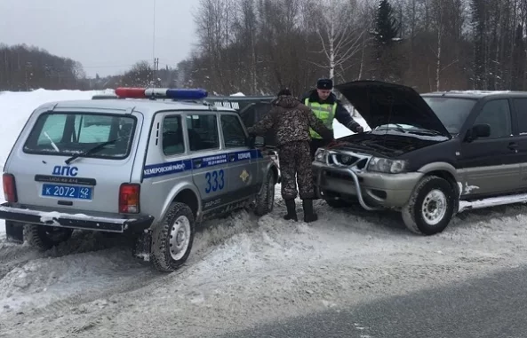 Фото: Полицейские Кузбасса помогли водителю внедорожника, застрявшему с пассажирами на трассе  2