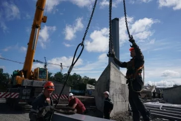 Фото: Мэр Кемерова: в парке Жукова начали устанавливать второй модуль стелы «Город трудовой доблести» 3