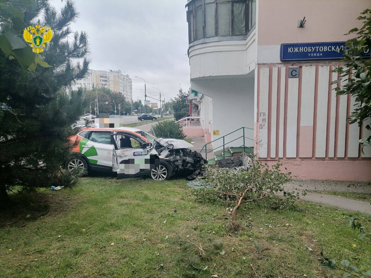 В Москве подростки угнали каршеринговый авто и врезались в дом: есть погибшие