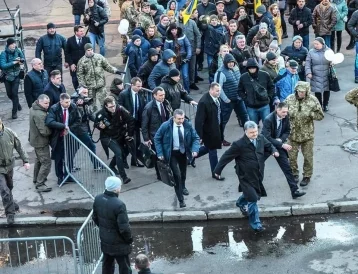 Фото: В Сети высмеяли фото Порошенко, убегающего со своего митинга в Житомире 1