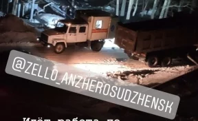 В кузбасском городе грузовик снёс теплотрассу