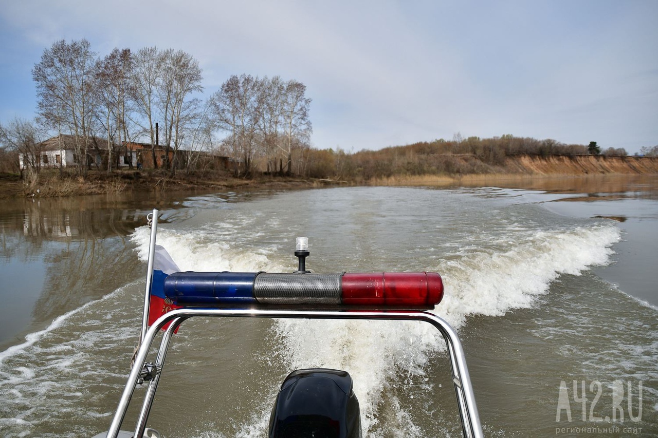 В Кемерове спасатели помогли застрявшему на реке Томь мужчине