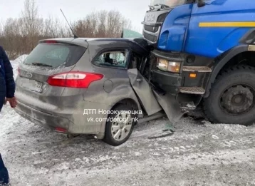 Фото: В Кузбассе иномарка врезалась в грузовик: есть погибшие 1