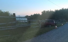 В Кузбассе водитель автомобиля врезался в забор и погиб