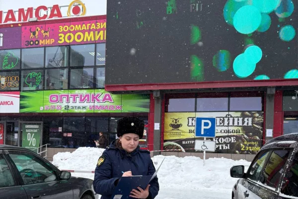 На Камчатке лёд с крыши ТЦ упал на подростка