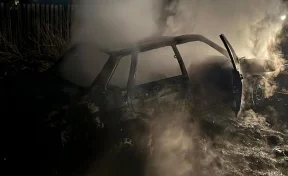 Автомобиль ВАЗ выгорел ночью в кузбасском городе: опубликованы кадры с места ЧП