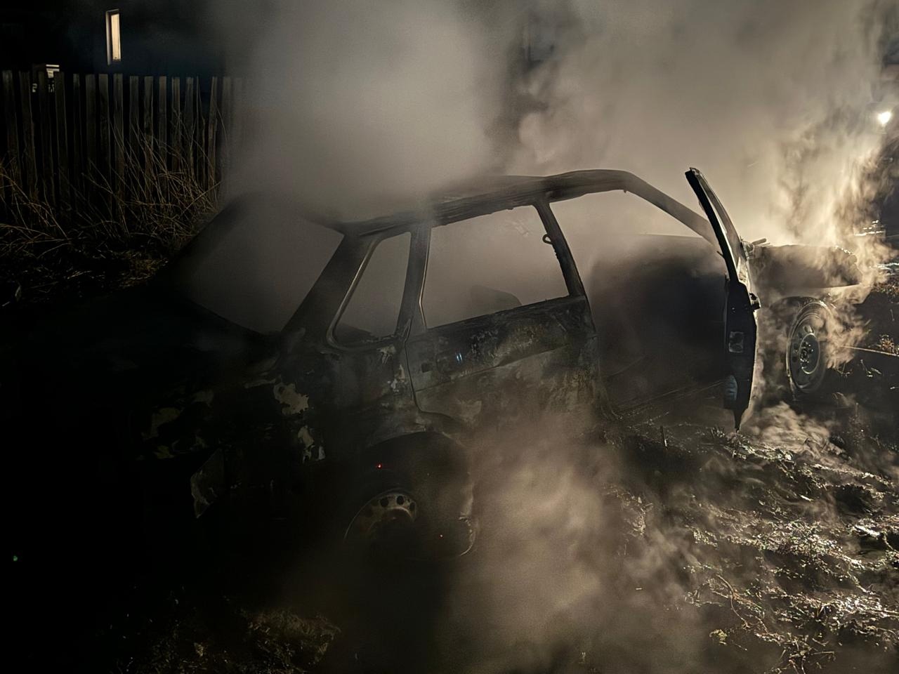 Автомобиль ВАЗ выгорел ночью в кузбасском городе: опубликованы кадры с места ЧП