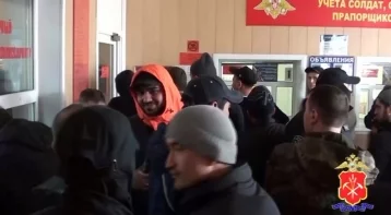 Фото: В Кемерове 27 мигрантов отвезли в военкомат после рейда полиции на рынок 1