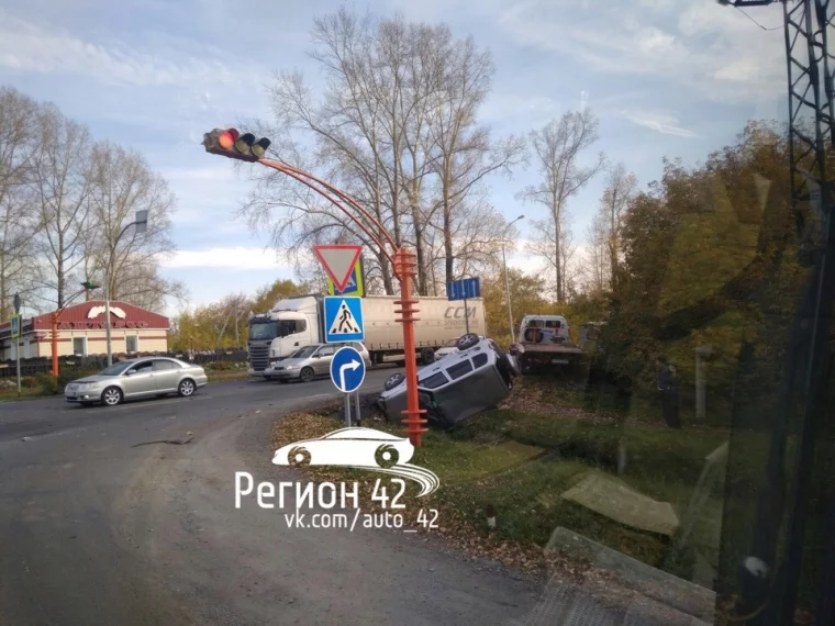 Фото: В жёстком ДТП с тремя авто в Кемерове никто не пострадал 3