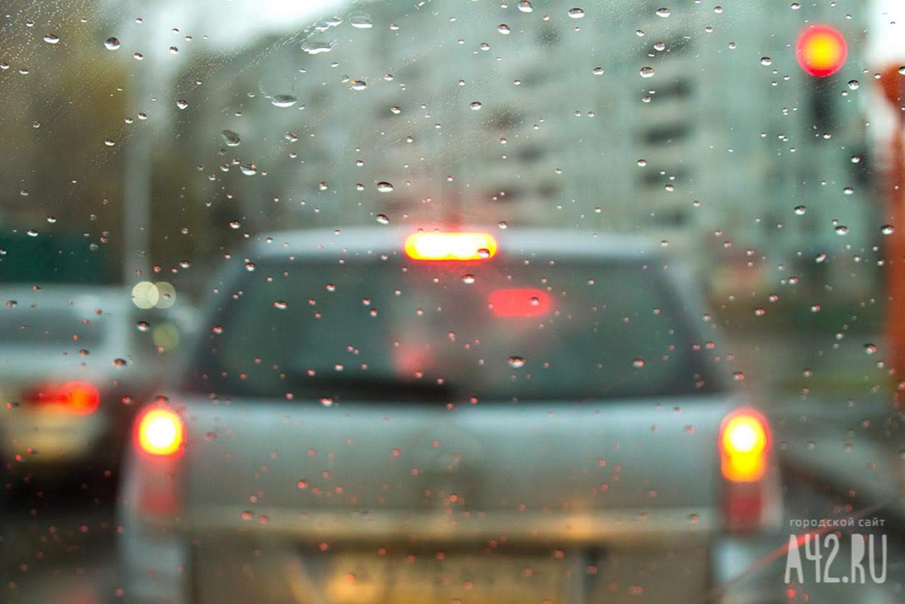 ГИБДД предупредила кузбассовцев об опасностях из-за сильного ветра и дождя 