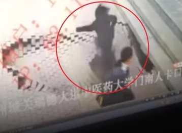 Фото: В Китае женщина провалилась под асфальт 1