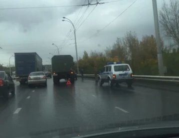 Фото: На Кузбасском мосту в Кемерове из-за ДТП образовалась пробка 1