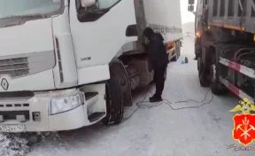 В Кузбассе сотрудники ГИБДД помогли водителю большегруза, который застрял в сугробе 