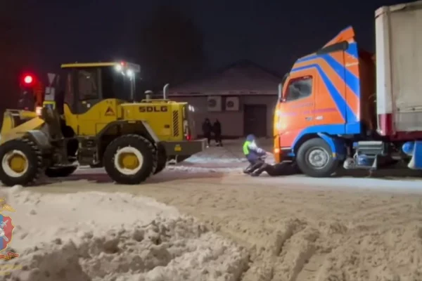 Грузовик из Казахстана застрял в снегу в Кемерове, его вытягивали трактором
