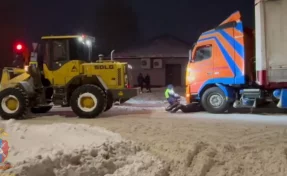 Грузовик из Казахстана застрял в снегу в Кемерове, его вытягивали трактором