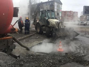 Фото: До вечера в Кемерове планируют отремонтировать повреждённый трубопровод 1